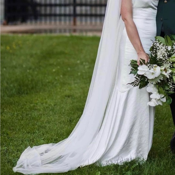 Elliatt aisle dress - includes bridal cape - Picture 3 of 7